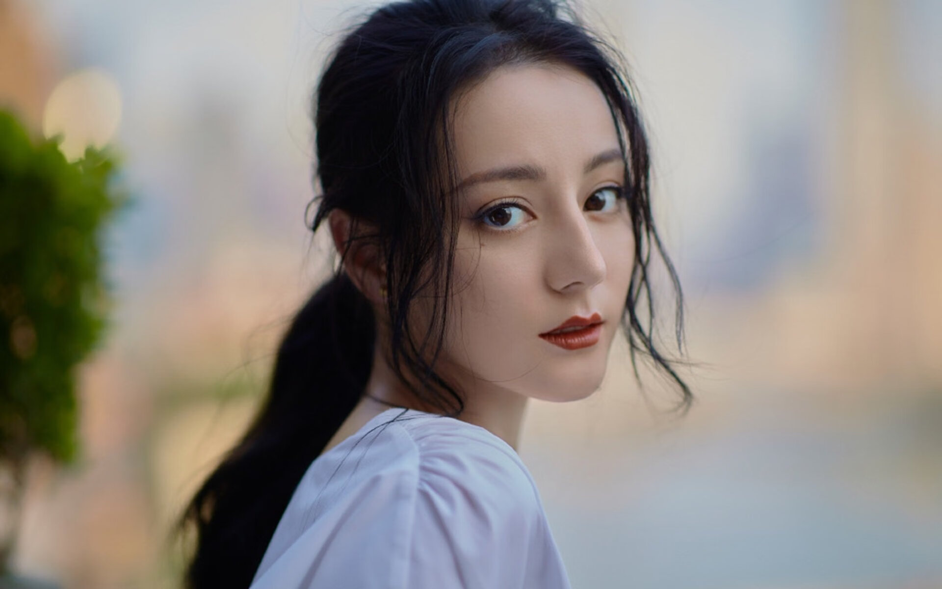 _温暖瞬间:运动员赛后帮助对手站起来_,运动员受伤后继续比赛的精神